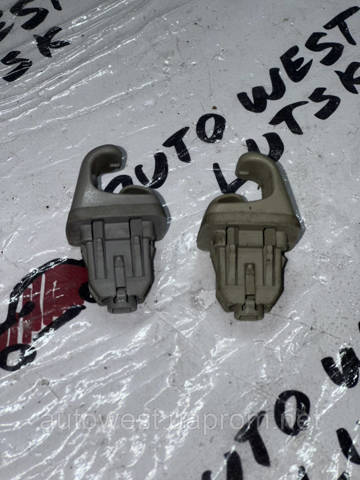 Фіксатор сонцезахисного козирка 7434833040B0 TOYOTA