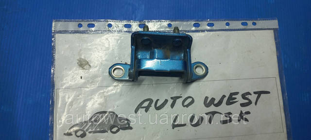 Петля передніх дверей права 82401ED01A NISSAN