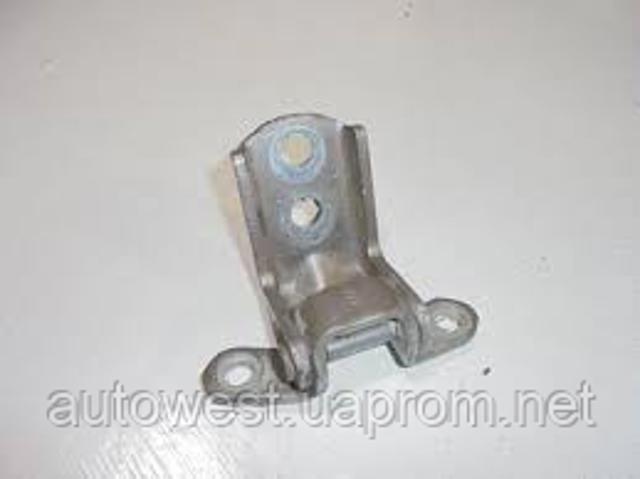 Петля передніх дверей права 824202F030 NISSAN