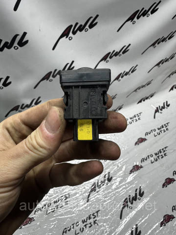 Кнопка коректора фар 8415252100 TOYOTA