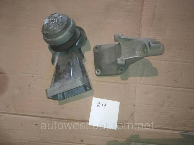 Кронштейн подушки (опори) двигуна, лівої A6112230704 MERCEDES