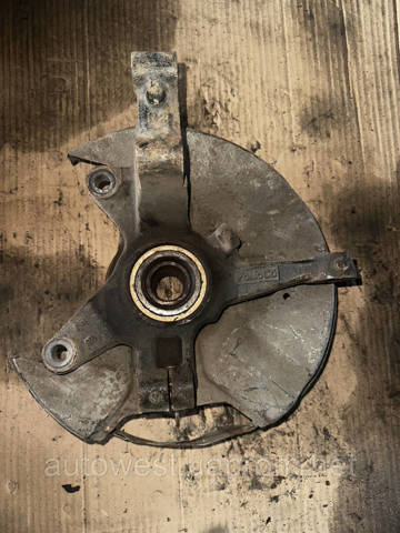 Цапфа поворотна права L20633020 MAZDA