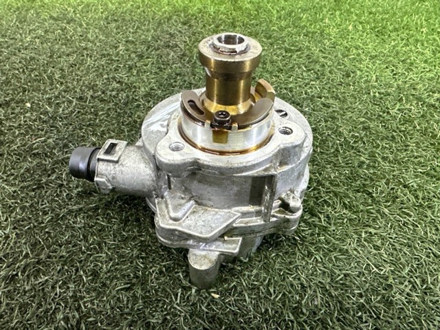 Насос вакуумний 11667575325 BMW