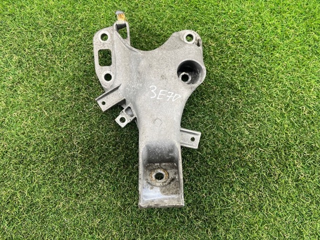 Кронштейн подушки (опори) двигуна, лівої 22116772673 BMW