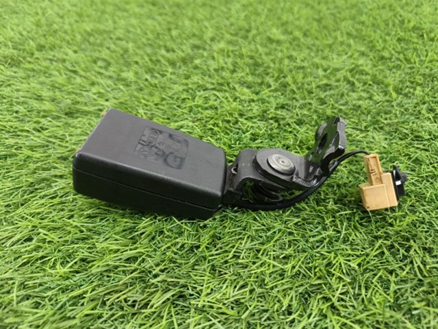 Важіль фіксатор ременя безпеки задній правий 4G0857740A VAG