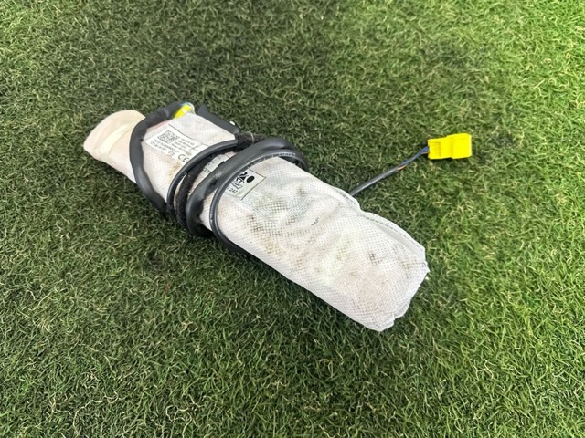 Подушка безпеки AIRBAG спинки сидіння, правого 4M0880242J VAG