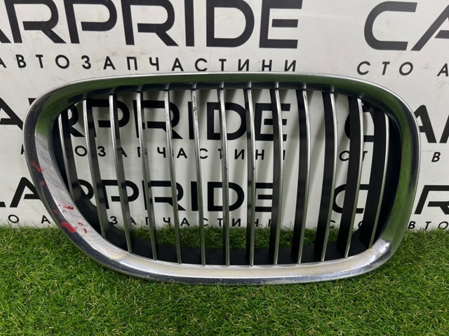 Решітка радіатора права 51117184152 BMW