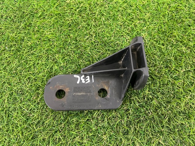 Праве кріплення переднього бампера 51118122578 BMW