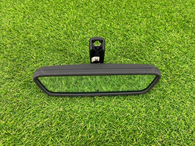 Дзеркало заднього виду в салоні BMW 5