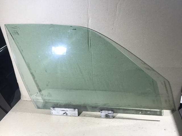 Скло передньої правої двері 51328107672 BMW