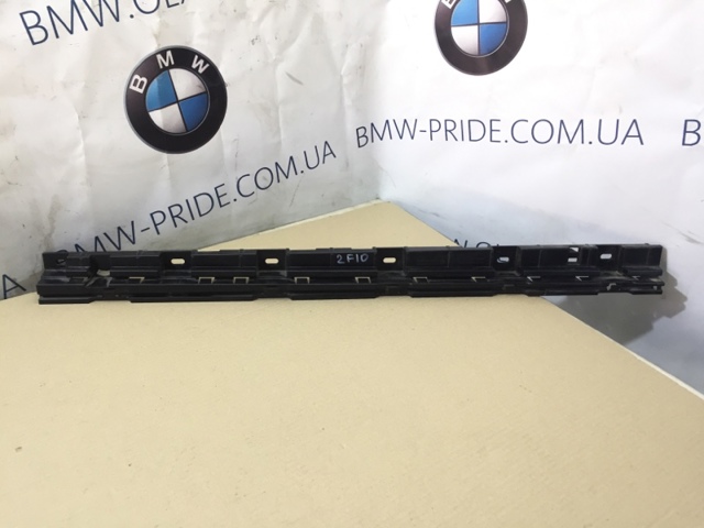 Кронштейн зовнішньої накладки порога правого 51777184778 BMW