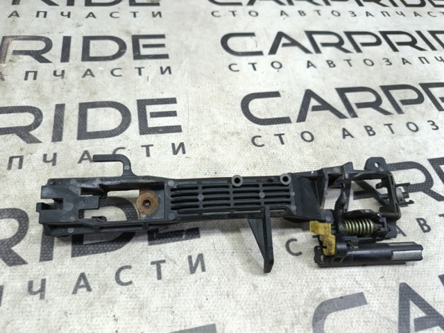 Тримач зовнішньої ручки дверей, передніх лівих 61142FG010 SUBARU