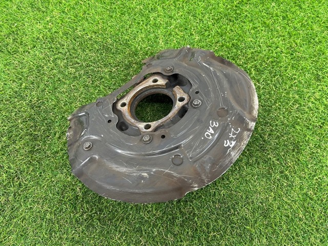 Цапфа поворотна права 6790498 BMW