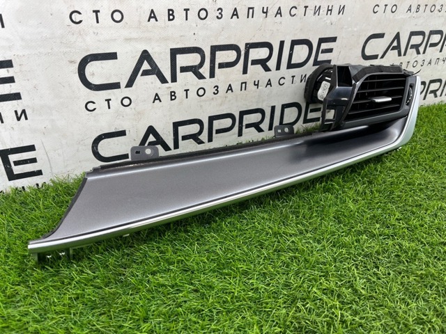 Решітка вентиляції салону на "торпедо", права 687606RR2A NISSAN