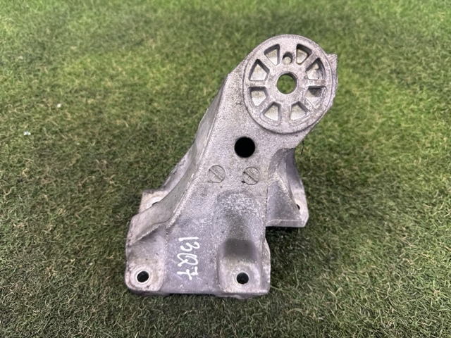 Кронштейн подушки (опори) двигуна, правої 7L6199308D VAG