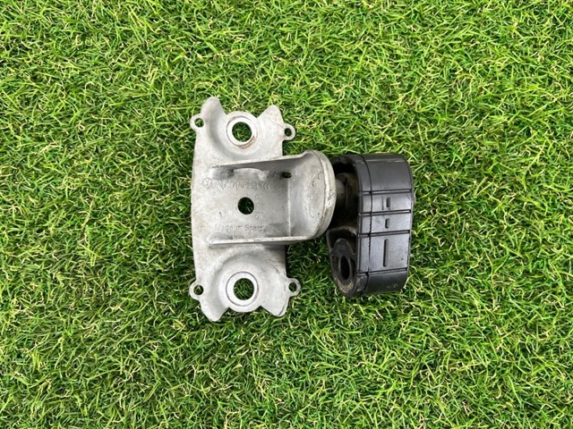 Подушка кріплення глушника 7P0253144 PORSCHE