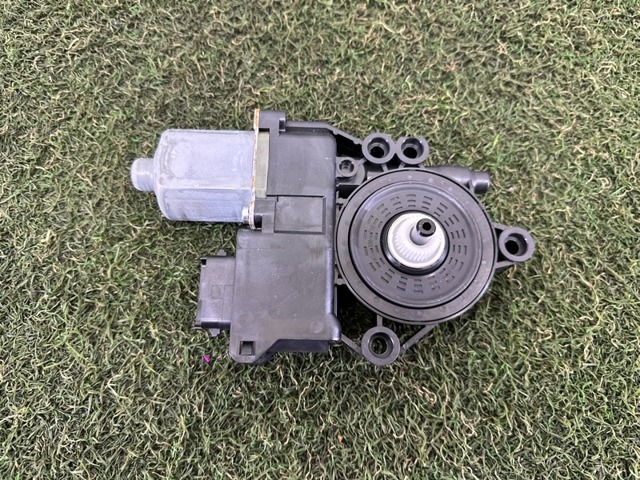 Мотор склопідйомника дверей передніх, лівих 82450L1010 HYUNDAI