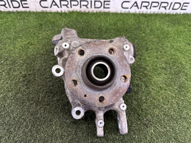 Кулак поворотний правий 8R0505432C VAG