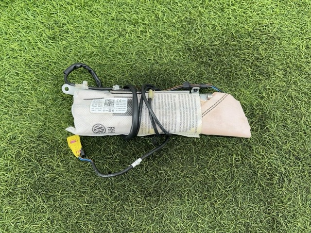 Подушка безпеки AIRBAG спинки сидіння, правого 8V5880242A VAG