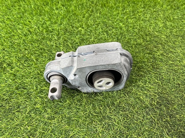 Подушка (опора) двигуна, права нижня A2432404400 MERCEDES