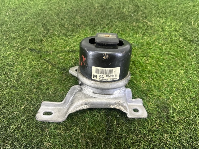 Подушка (опора) двигуна, права нижня LR024730 LAND ROVER