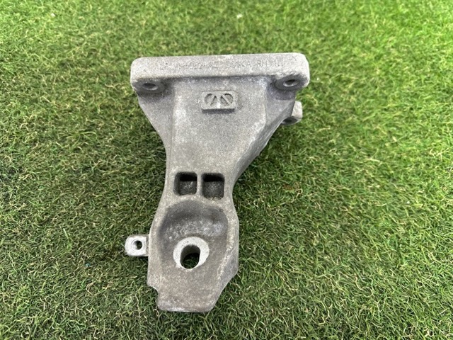 Кронштейн подушки (опори) двигуна, правої LR033180 LAND ROVER