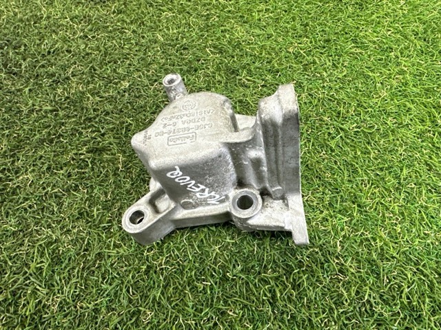 Кронштейн паливного насоса ПНВТ LR035936 LAND ROVER