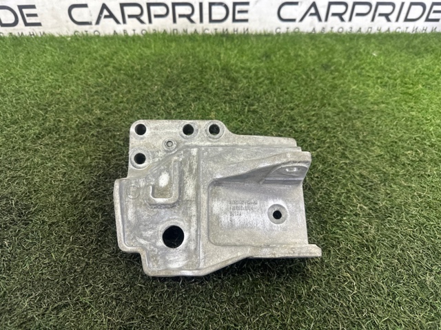 Кронштейн подушки (опори) двигуна, правої LR037029 LAND ROVER