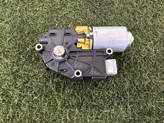 Двигун приводу люка LR064633 LAND ROVER
