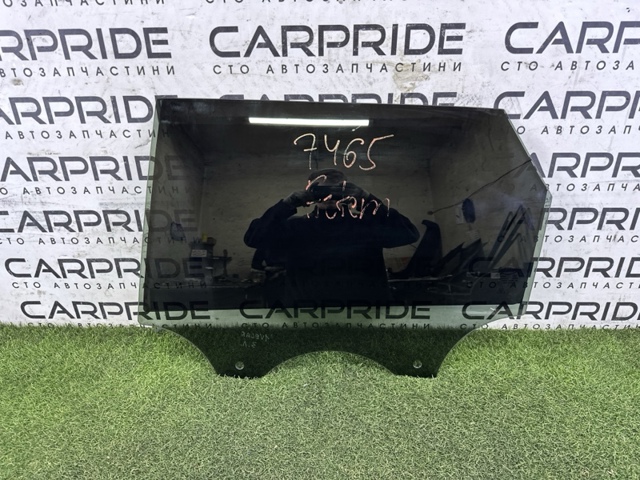 Скло задніх дверей, лівих LR093213 LAND ROVER