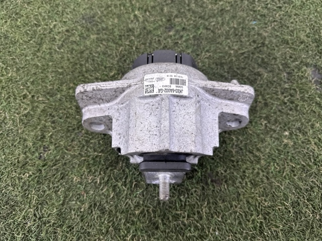 Кронштейн подушки (опори) двигуна, правої LR094227 LAND ROVER