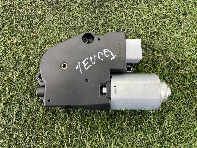Двигун приводу люка LR128434 LAND ROVER