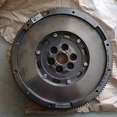 Маховик із зубчастим ободом в зборі 04L105266 VAG