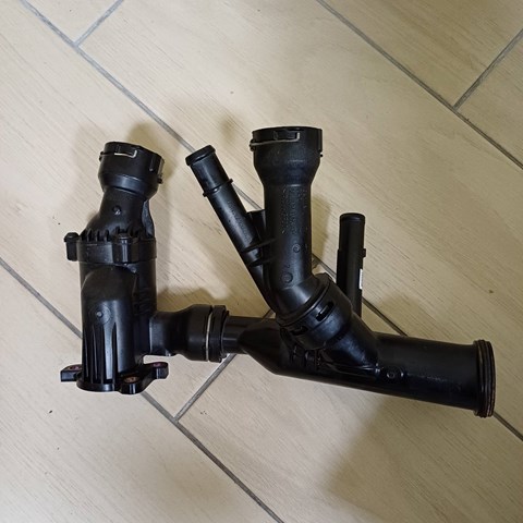 Корпус термостата в зборі 04L121026AF VAG