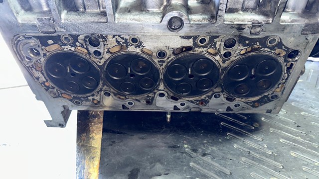 Головка блоку циліндрів 1701914 FORD