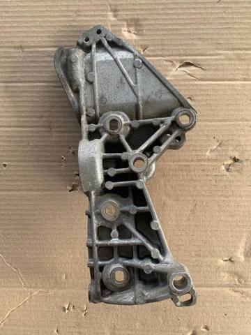 Кронштейн генератора 8200669494 RENAULT