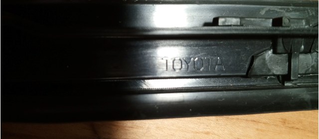 Правий молдинг вітрового скла 755040E020 TOYOTA
