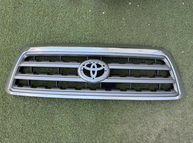 Захисна решітка радіатора Toyota Sequoia