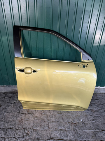 Пасажирські передні двері 67001K2010 TOYOTA