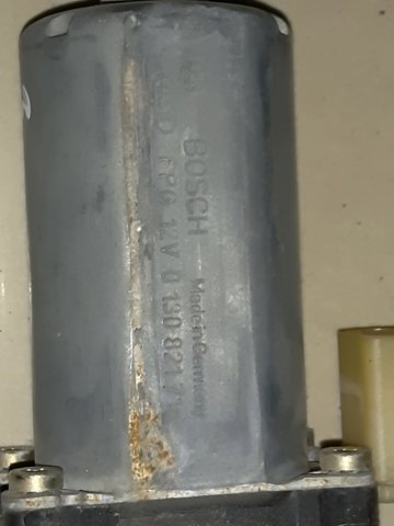 Мотор склопідйомника водійських дверей 0130821716 BOSCH