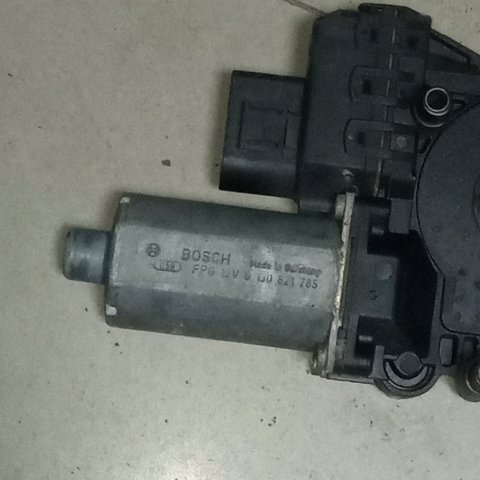 Моторчик склопідйомника двері задніх, правих 0130821785 VAG