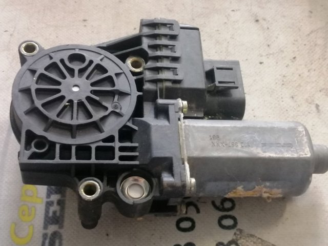 Мотор склопідйомника дверей задніх, правих 0130821785 BOSCH