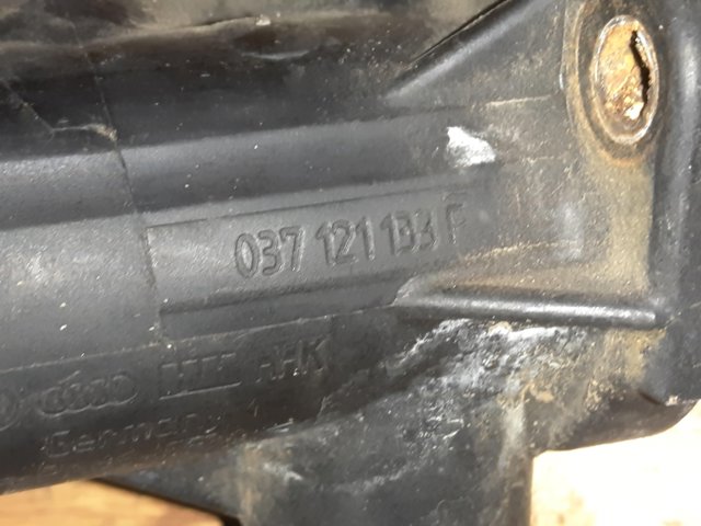 Водяний патрубок 037121133F VAG