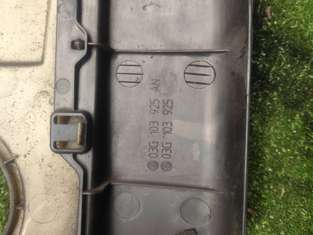 Кришка двигуна декоративна 03G103925 VAG