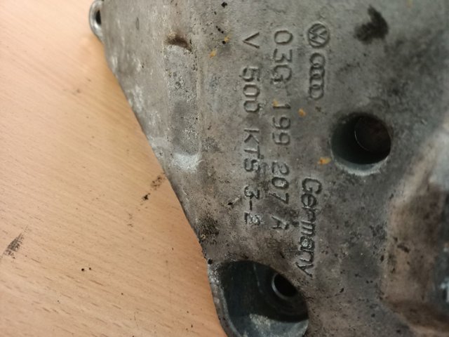 Кронштейн подушки (опори) двигуна, правої 03G199207A VAG