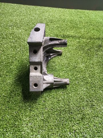 Кронштейн подушки (опори) двигуна, правої 03G199207G VAG