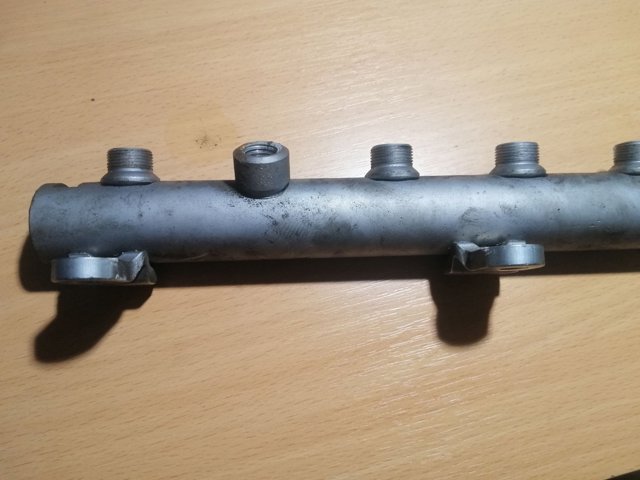 Рампа форсунок системи упорскування палива 059130089AA VAG