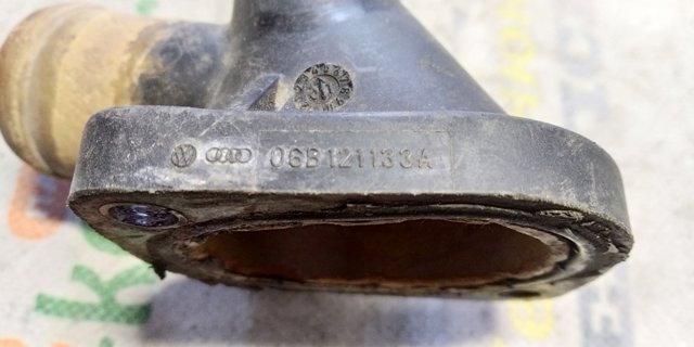 Водяний патрубок 06B121133A VAG