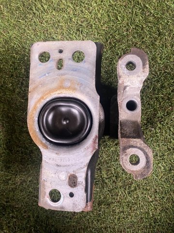 Подушка передньої опори двигуна 11210AX60A NISSAN