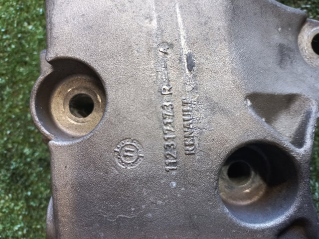 Кронштейн подушки (опори) двигуна, правої 112317173R RENAULT